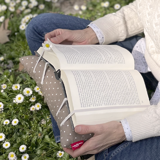 Coixí de lectura oliva puntets